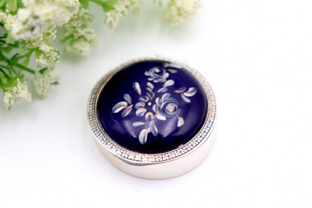 Caixa de comprimidos em prata circular com tampa esmaltada e motivos florais